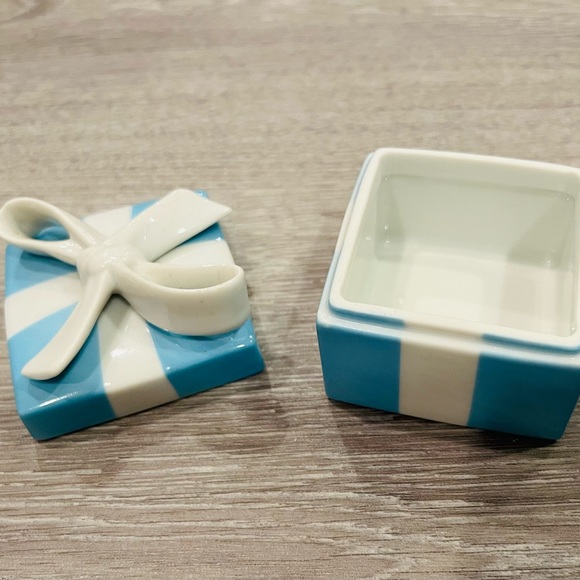 Tiffany blue porcelain Trinket Box - Picture 12 of 14